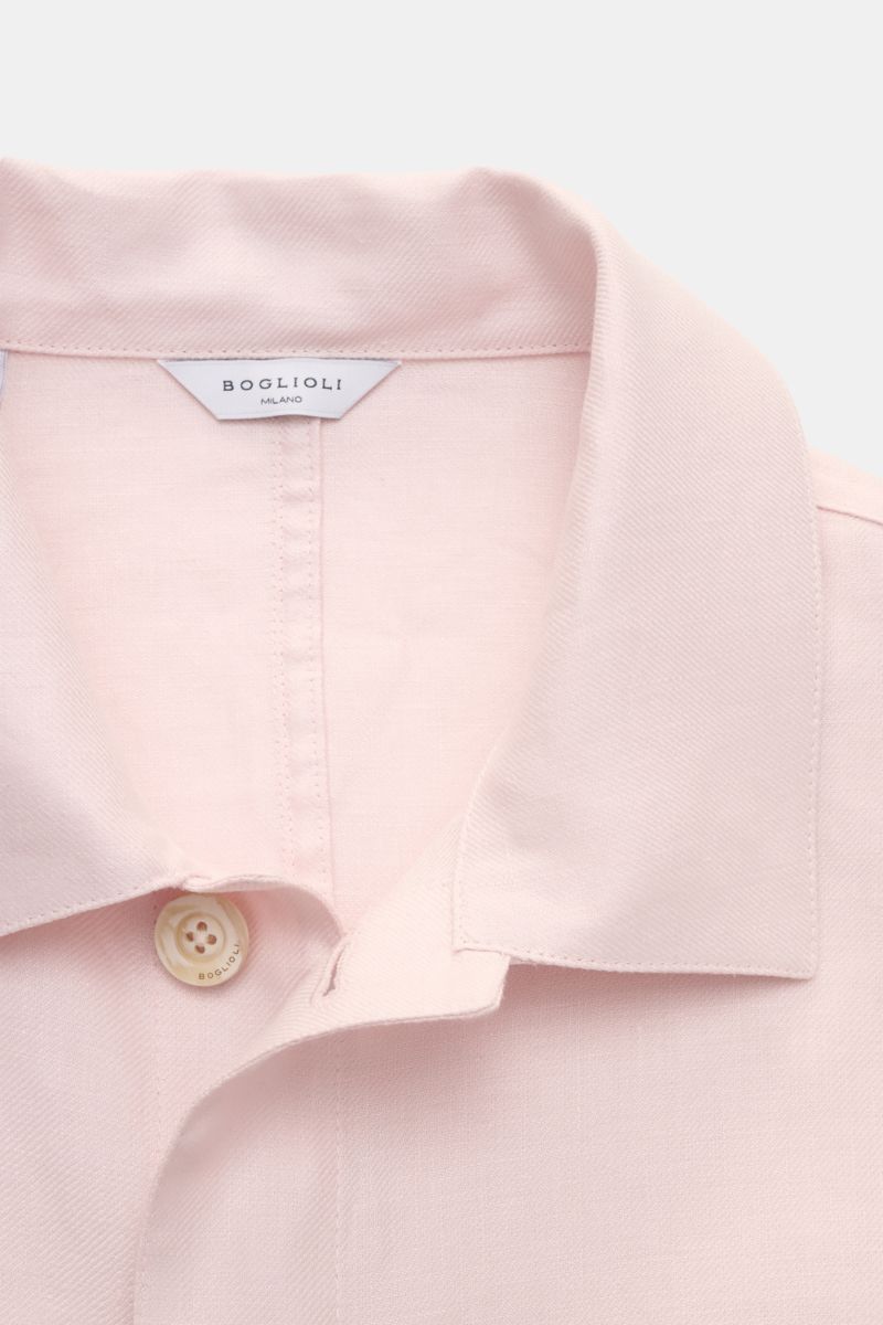 Close-up front view of the Boglioli Leinen Overshirt rosé, showcasing the soft pink linen fabric, fine twill texture, unconstructed design, pointed collar, and branded button. Ideal für edle Layering-Looks in der Übergangszeit: Mit dem unkomplizierten Unc
