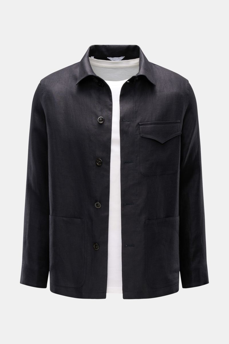 Boglioli Leinen Overshirt navy, frontal fotografiert, Slim Fit, reines Leinen, feiner Twill, Umlegekragen, fünf Knöpfe, Brust- und Hüfttaschen, Knopfärmel, Unconstructed Design.