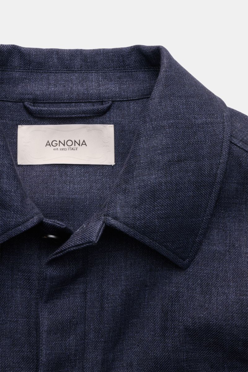 Nahaufnahme des Agnona Overshirt navy meliert aus reinem Leinen mit Umlegekragen und Six-Knopf-Leiste, frontal fotografiert.