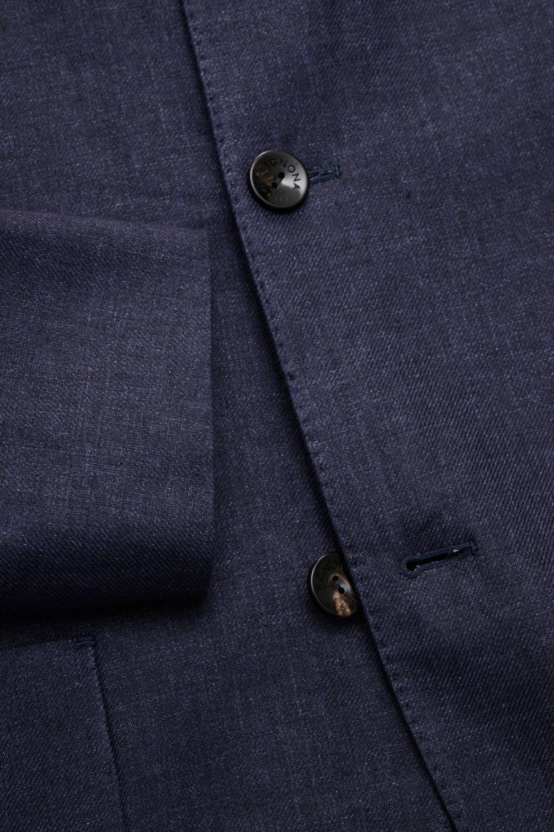 Nahaufnahme des Agnona Sakko navy meliert aus reinem Leinen, halb gefüttert mit Slim Fit, Vier-Knopf-Stil, fallendem Revers und aufgesetzten Taschen.