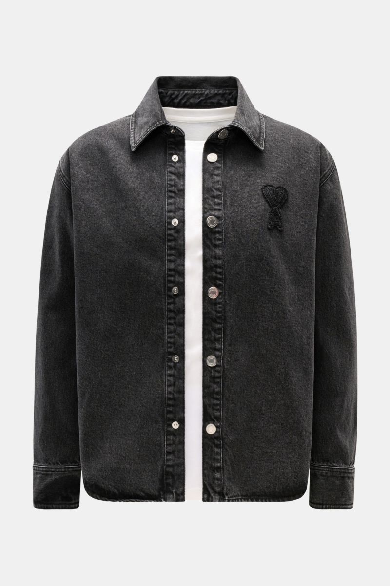 Frontale Nahaufnahme des Ami Paris Jeans-Overshirts dunkelgrau aus reinem Baumwoll-Denim im Oversize-Look mit Umlegekragen, Logo-Stitching und Knopfleiste.