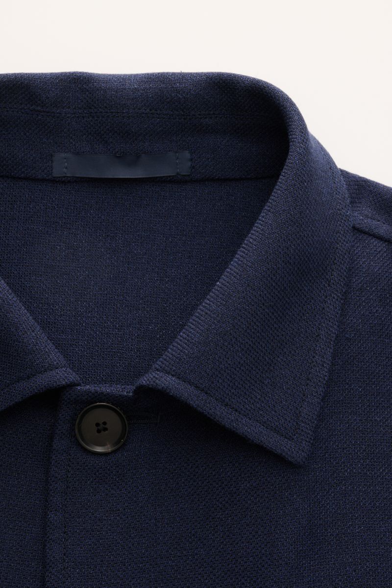 Caruso Overshirt 'Dalila' navy in Nahaufnahme von oben, Slim Fit, Umlegekragen, Vier-Knopf-Leiste, edle Baumwoll-Woll-Seide-Mischung.