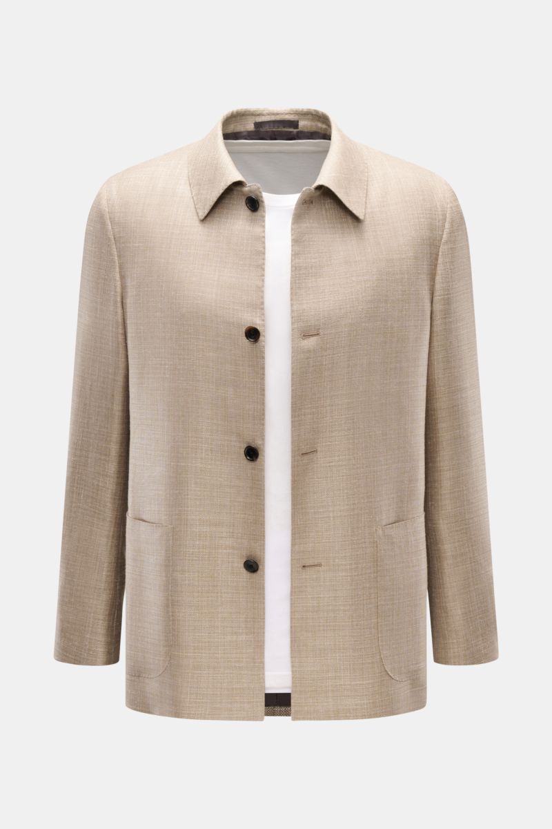 Caruso Overshirt 'Fedora' beige meliert, von vorne fotografiert, Slim Fit aus Wolle, Seide, Leinen, Umlegekragen, Hüfttaschen, Kissing Buttons.