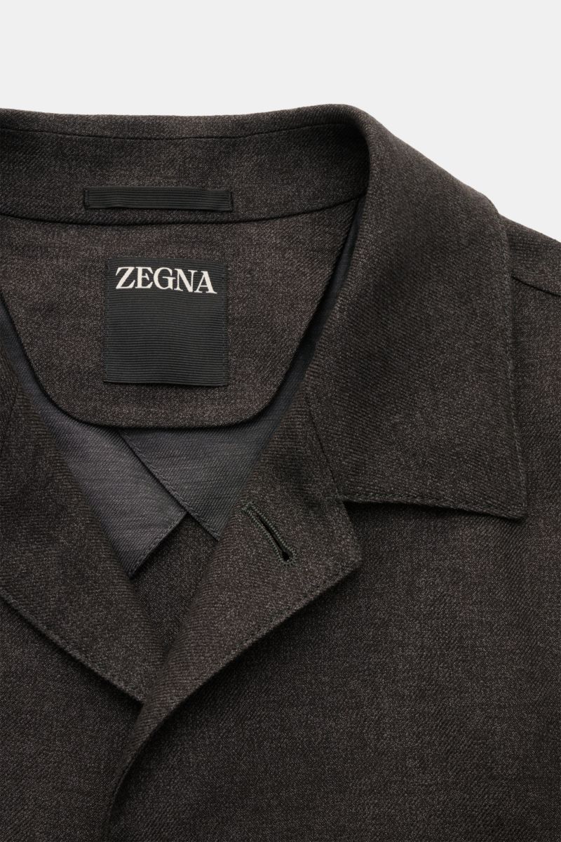 Close-up front view of the Zegna Overshirt grey-brown melange collar and label, showcasing fine twill texture.

This overshirt by ZEGNA, made from linen and wool, embodies Italian casual style with its pleasantly soft feel and denim look – a must-have 