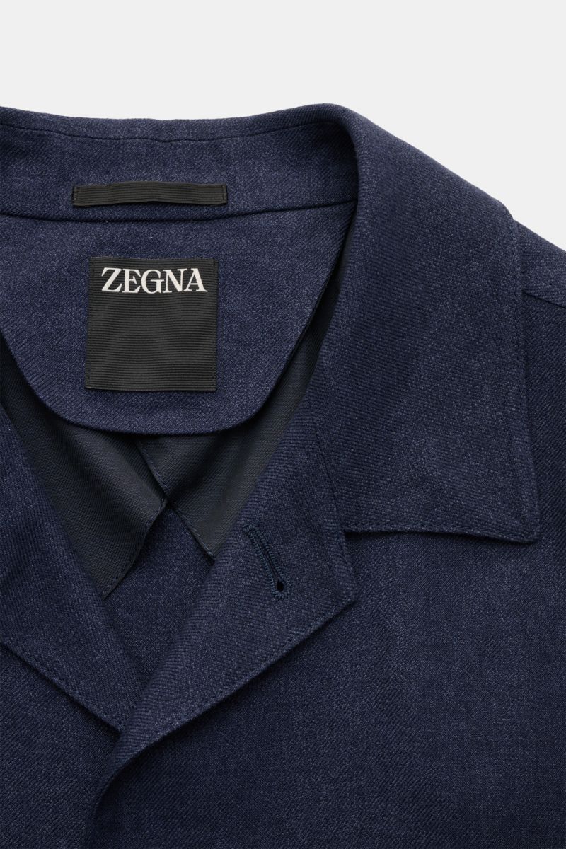 Close-up front view of the Zegna Overshirt navy collar and label showing fine twill fabric in a linen and wool blend.

This overshirt by ZEGNA, made from linen and wool, embodies Italian casual style with its pleasantly soft feel and denim look – a mus