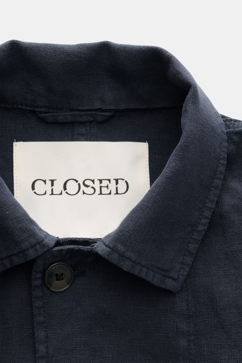 Nahaufnahme des Kragens und Labels des Closed Overshirt 'Cargo Jacket' navy aus reinem Leinen mit weichem Griff, fotografiert von vorne.