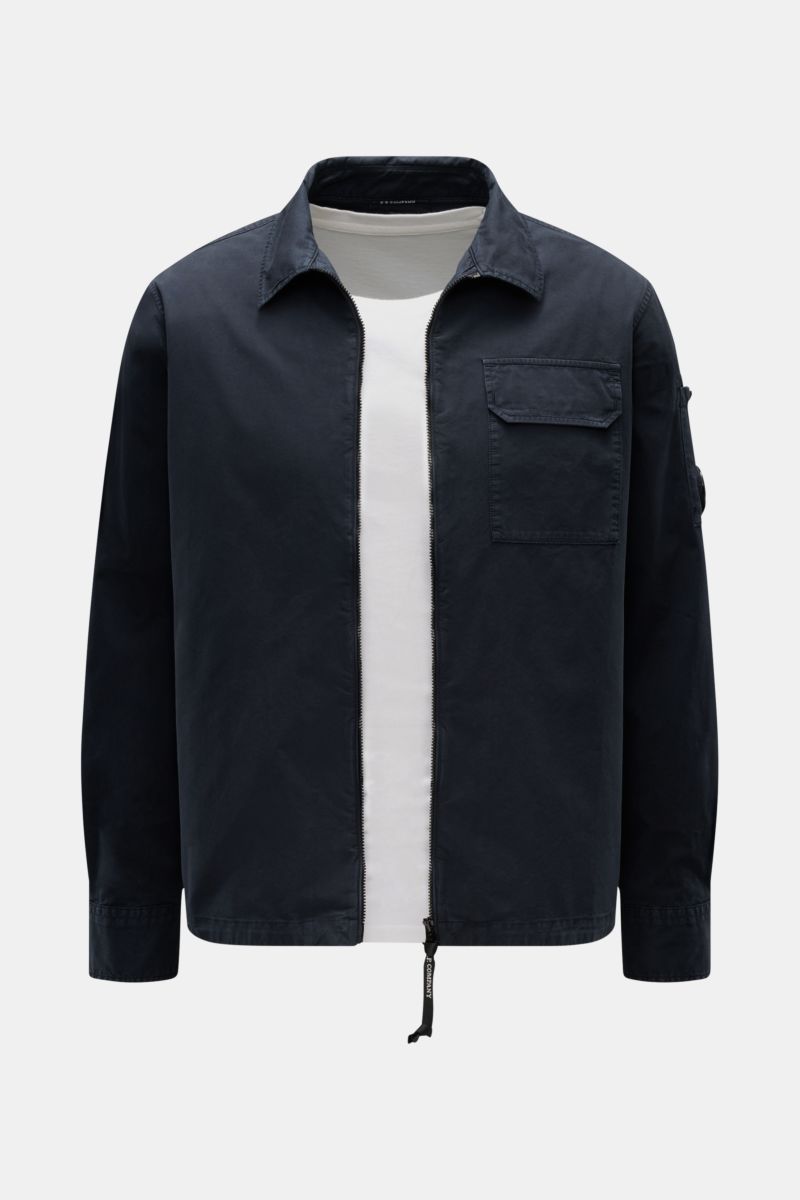 C.P. Company Overshirt navy, frontale Ansicht, Slim Fit Overshirt aus leichter reiner Baumwolle mit Umlegekragen, Zwei-Wege-Reißverschluss, Brusttasche, Logotasche am Ärmel, Manschetten.