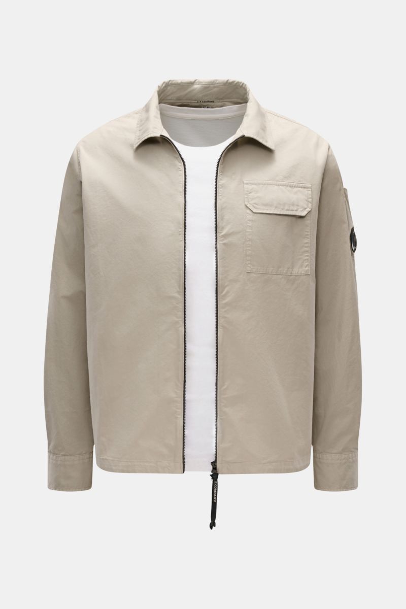 C.P. Company Overshirt sand, frontale Ansicht, Slim Fit Overshirt aus leichter Baumwolle mit Umlegekragen, Zwei-Wege-Reißverschluss, Brusttasche, Ärmel-Logodetail, Manschetten.