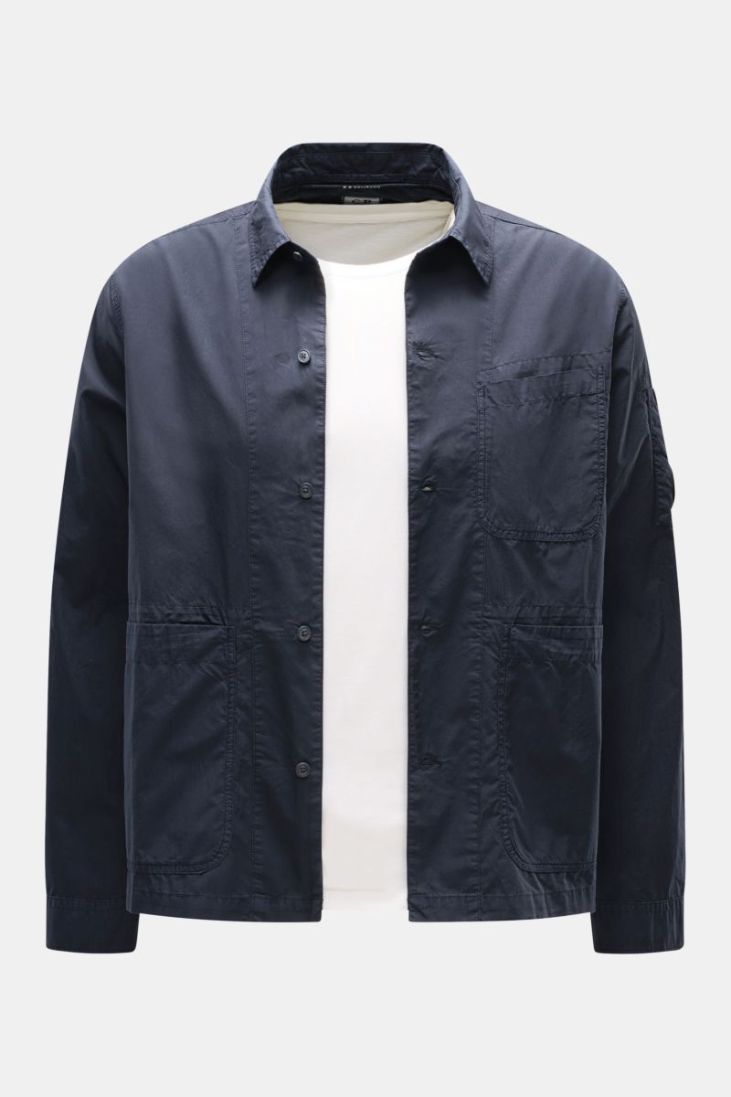 C.P. Company Overshirt navy frontal fotografiert, slim Fit, reine Baumwolle, sechs-Knopf-Leiste, Umlegekragen, drei Fronttaschen, Logotasche am Ärmel, Manschetten.