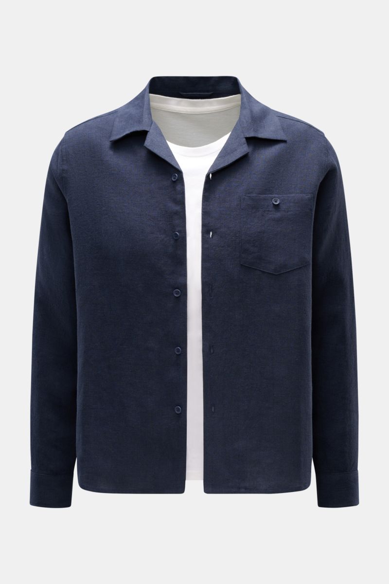 Front view of the Percival Leinen-Overshirt navy, a slim fit, lightweight linen shirt with Cuban collar, chest pocket with button, buttoned cuffs, and slightly rounded hem. 

Lässig durch den Tag: Das leichte Overshirt von PERCIVAL überzeugt mit reinem