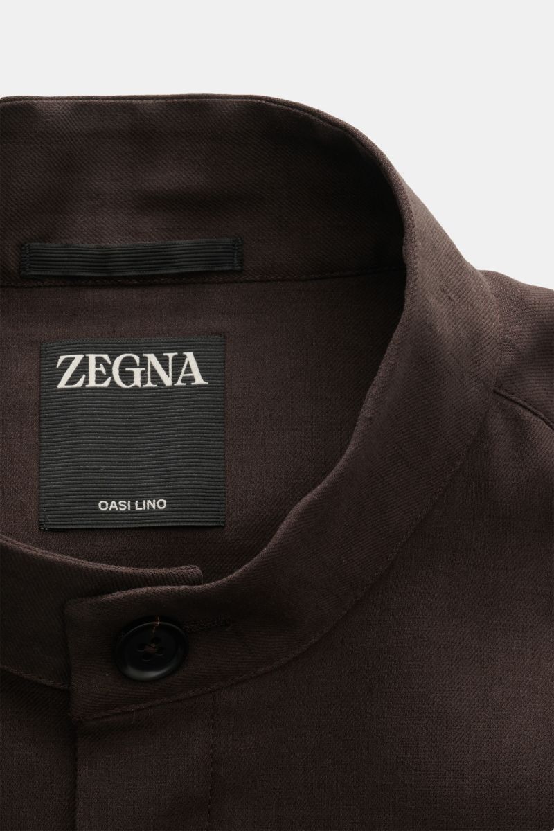 Close-up top-down view of the Zegna Linen overshirt dark brown showing the grandad collar, button, and interior label with 'ZEGNA' and 'OASI LINO.' 

Minimalism from ZEGNA: This casual overshirt in pure linen features a lightweight, clean design – perf