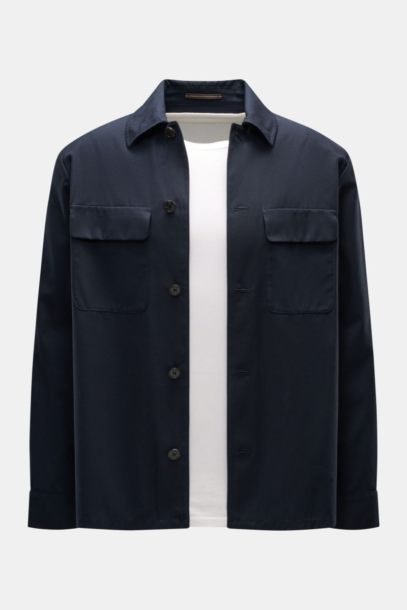 Incotex Overshirt navy aus Baumwoll-Twill, ungefüttert, Regular Fit, mit Hornknöpfen und Pattentaschen, Frontansicht auf weißem Shirt.