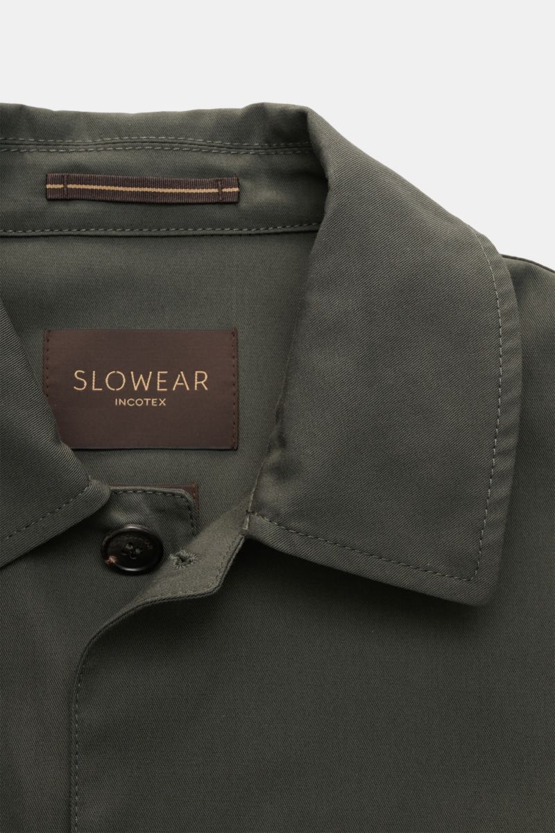 Close-up front view of the Incotex Overshirt olive showcasing the turn-down collar, horn button, and branded label inside. Workwear charm meets modern urban ease: This unlined overshirt in pure cotton twill by INCOTEX features practical flap pockets on th
