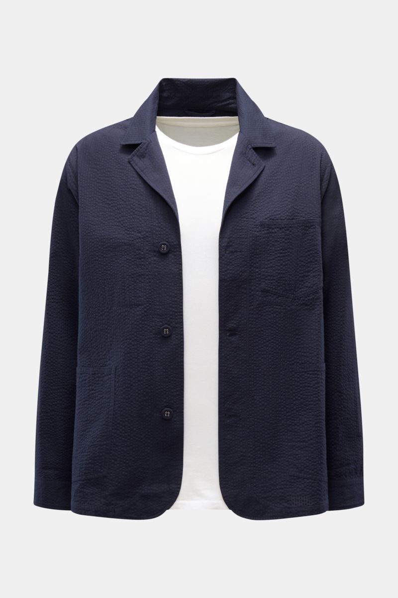 Officine Générale Seersucker-Overshirt 'Sycamore' navy vorne fotografiert, aus leichter Baumwolle mit strukturierter Oberfläche und drei Knöpfen.