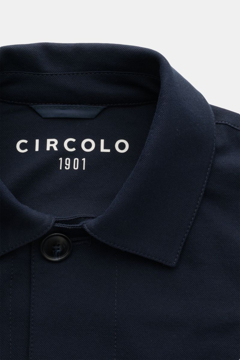 Nahaufnahme des Circolo 1901 Overshirts navy von vorne, aus elastischem Piqué mit Umlegekragen und Sechs-Knopf-Leiste.