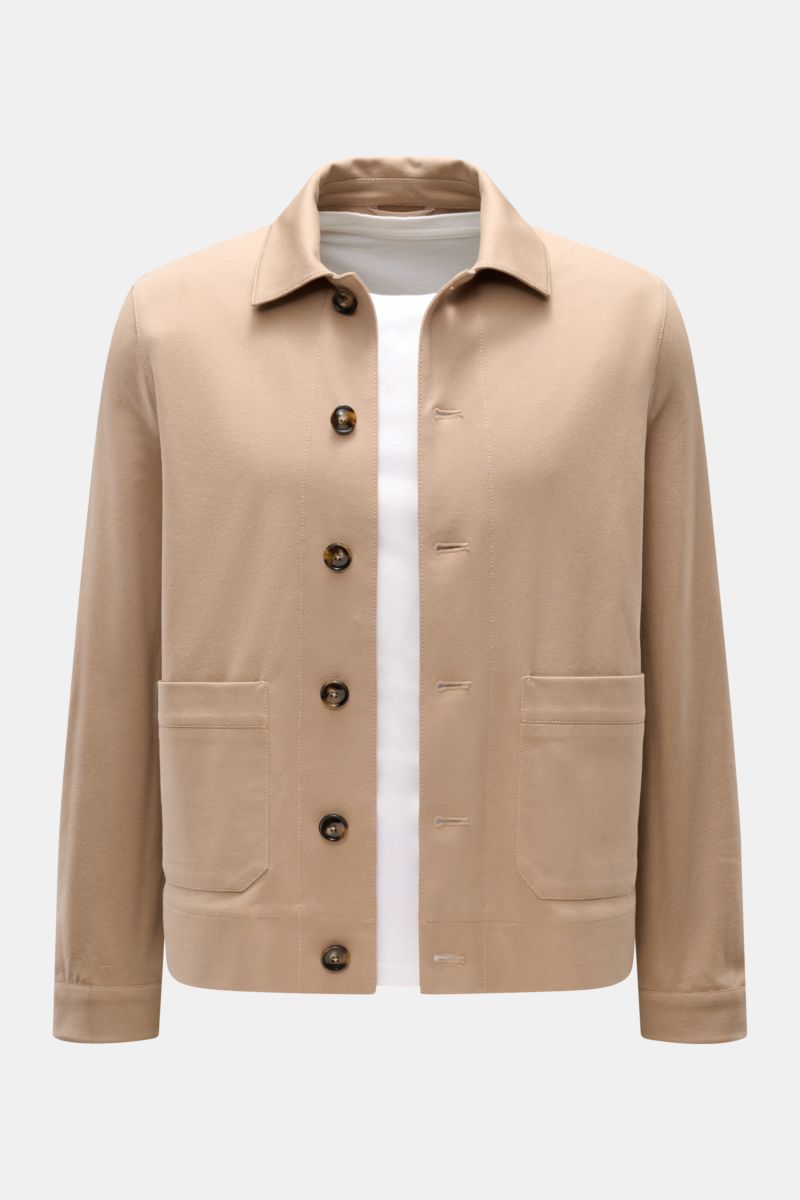 Circolo 1901 Overshirt sand, frontal fotografiert, Slim Fit, Piqué aus Baumwolle, sechs Knöpfe, Umlegekragen, aufgesetzte Taschen.