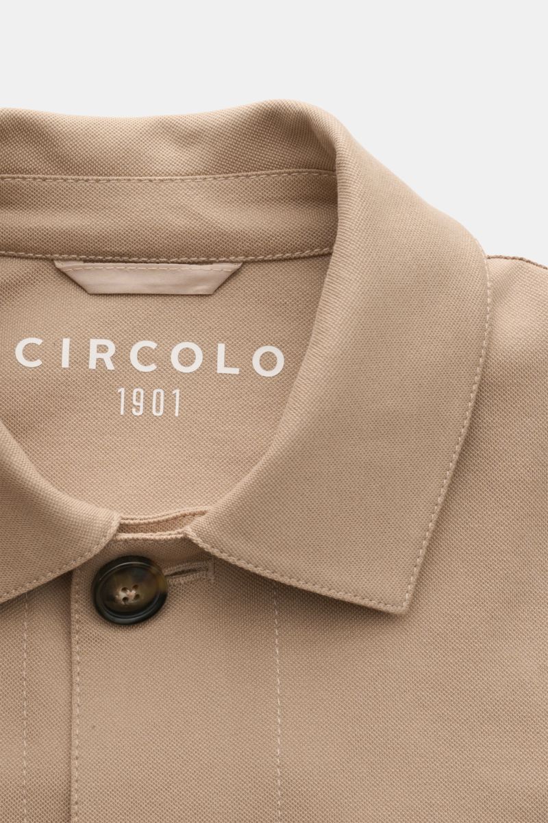 Nahaufnahme des Circolo 1901 Overshirt sand mit Umlegekragen, Sechs-Knopf-Leiste und Piqué-Baumwolle, leichte Struktur, Slim Fit.