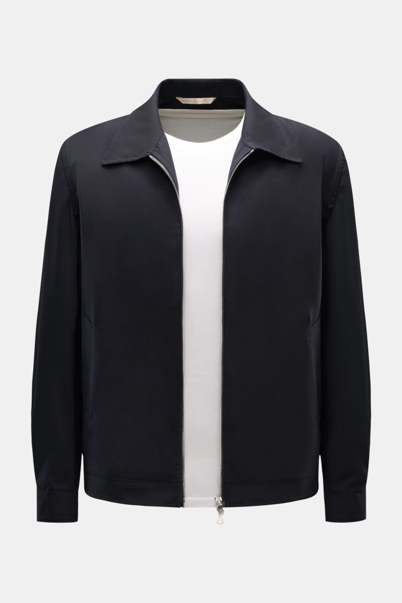 Front view of the Briglia 1949 Overshirt 'Bill' navy, a slim fit, navy blue overshirt with a two-way zipper, spread collar, buttoned cuffs, and angled welt pockets. Italienisches Flair in Ihrer Garderobe erhalten Sie mit dem smarten Overshirt 'Bill' au