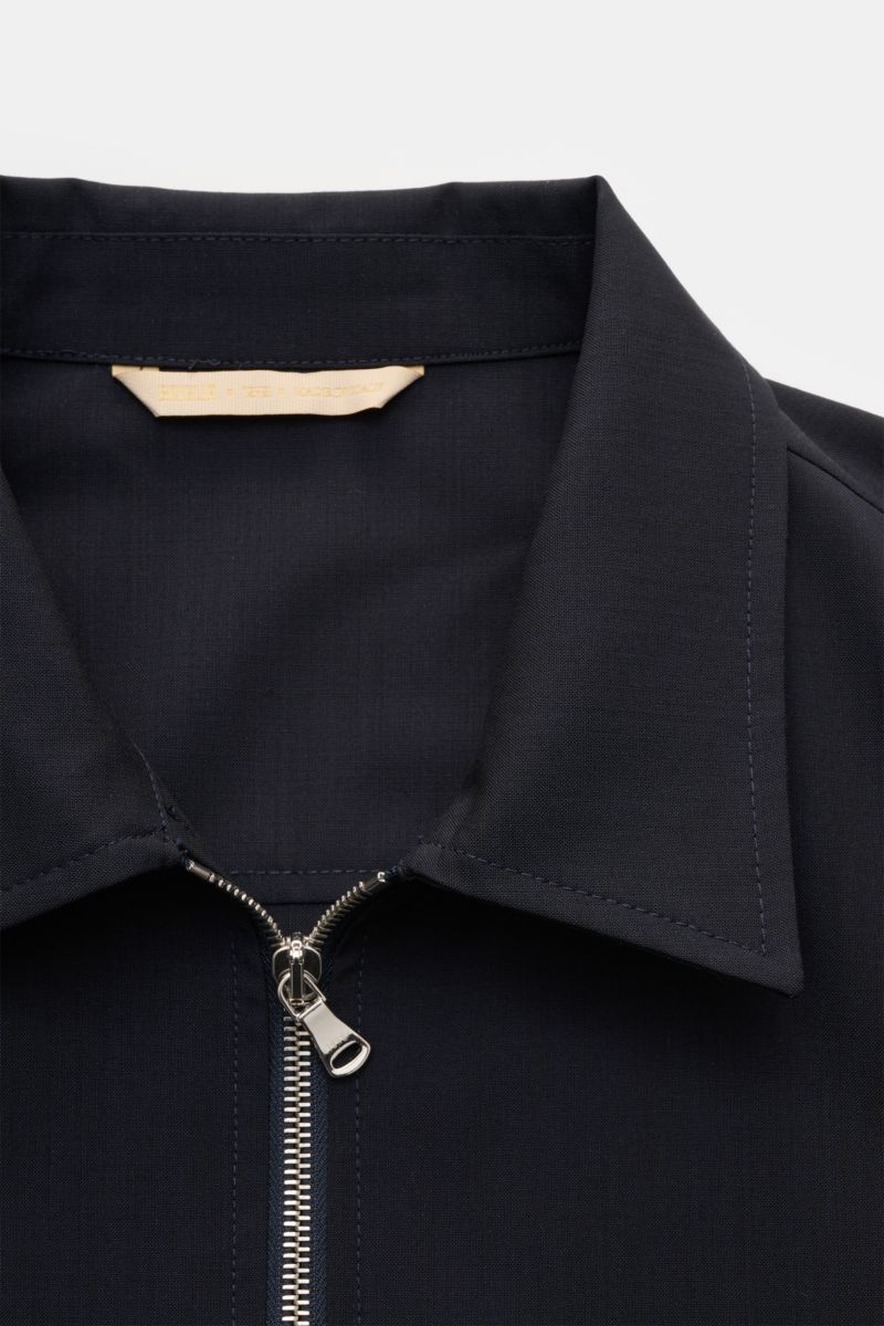 Close-up front view of the Briglia 1949 Overshirt 'Bill' navy, showing its collar and silver two-way zipper. Italienisches Flair in Ihrer Garderobe erhalten Sie mit dem smarten Overshirt 'Bill' aus dem Hause BRIGLIA 1949: Ein klassischer Look im kastig