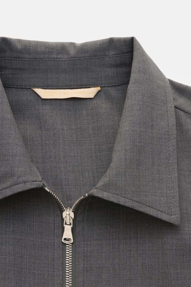 Close-up front view of the Briglia 1949 Overshirt 'Bill' dunkelgrau meliert, showing the collar and silver two-way zipper. Italienisches Flair in Ihrer Garderobe erhalten Sie mit dem smarten Overshirt 'Bill' aus dem Hause BRIGLIA 1949: Ein klassischer Loo