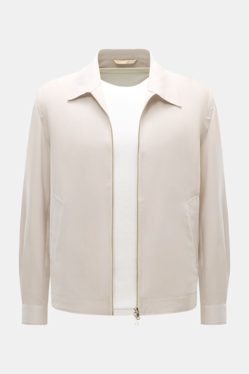 Front view of Briglia 1949 Overshirt 'Bill' sand, a slim fit, unconstructed design with wool and microfiber blend, two-way zipper, button cuffs, and angled welt pockets. 

Italienisches Flair in Ihrer Garderobe erhalten Sie mit dem smarten Overshirt 'B