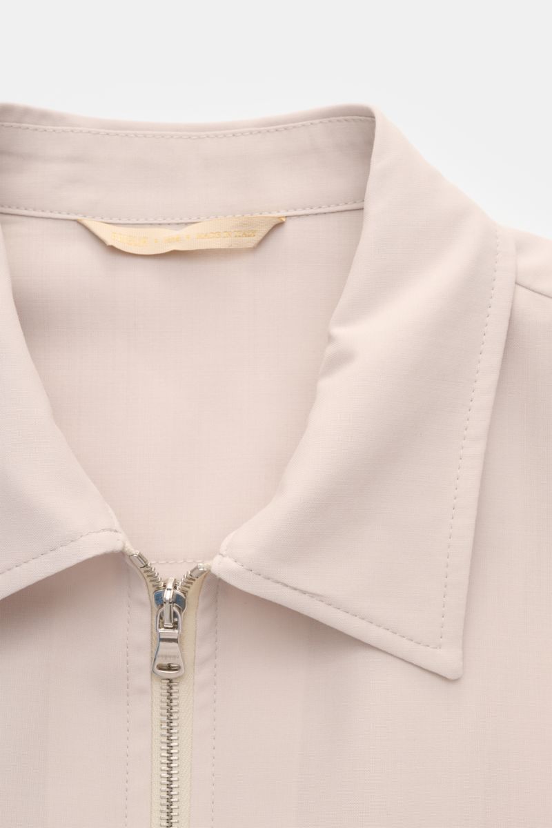 Close-up front view of the Briglia 1949 Overshirt 'Bill' sand, showing the pointed collar and silver two-way zipper. Italienisches Flair in Ihrer Garderobe erhalten Sie mit dem smarten Overshirt 'Bill' aus dem Hause BRIGLIA 1949: Ein klassischer Look im k