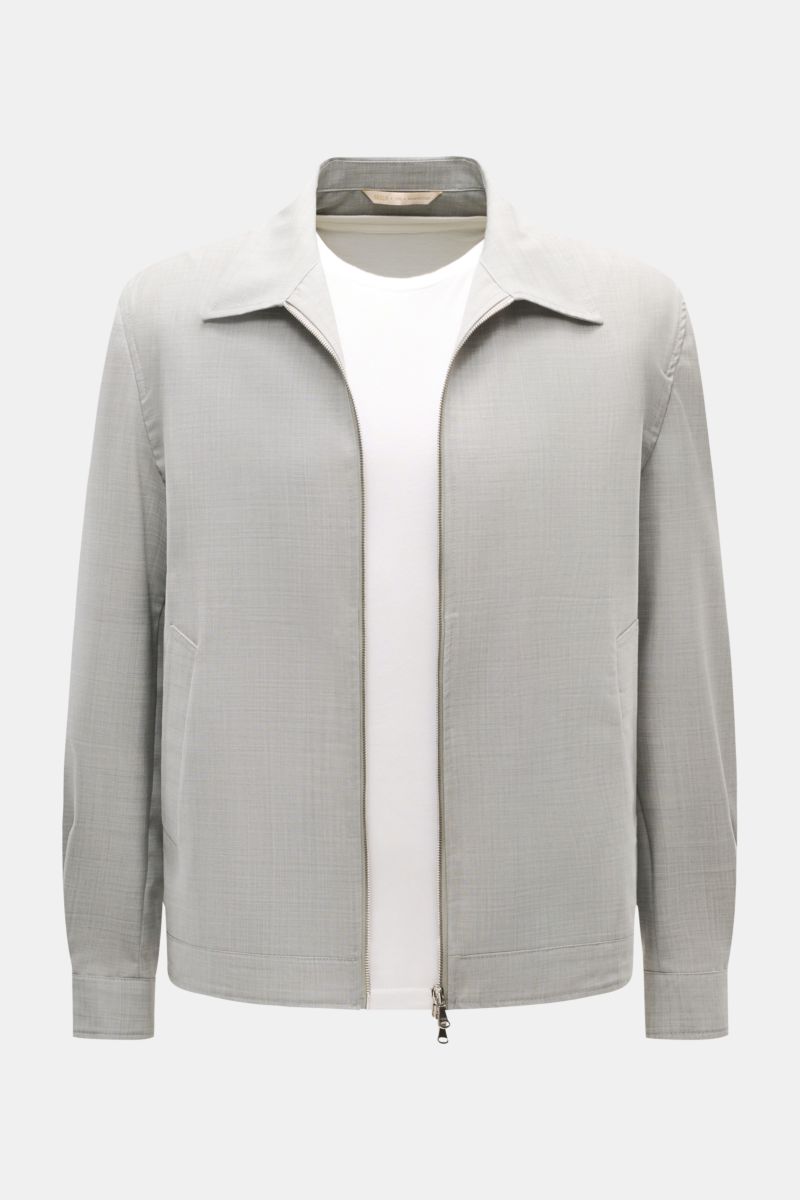 Front view of Briglia 1949 Overshirt 'Bill' grau meliert in grey melange with two-way zipper, slim fit, wool-microfiber mix, and slanted welt pockets. Italienisches Flair in Ihrer Garderobe erhalten Sie mit dem smarten Overshirt 'Bill' aus dem Hause BRIGL