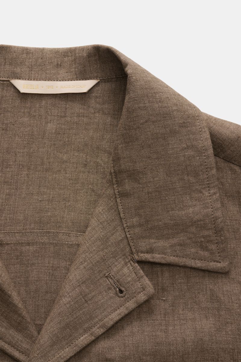 Briglia 1949 Linen overshirt 'John' brown mottled close-up from above showing collar and fabric texture.  
Add some Italian flair to your wardrobe with the overshirt 'John' from the label BRIGLIA 1949: A casual cut in linen, patched breast pockets and 