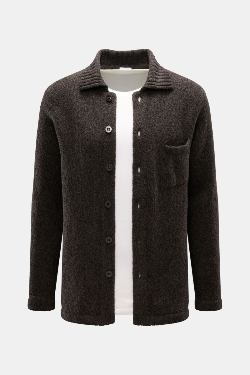04651/ A trip in a bag Cardigan 'Grainy' dunkelbraun, frontale Nahaufnahme, Boucléstrick, Woll-Mix, Slim Fit, sechs Knöpfe, Rippkragen, Brusttasche, breite Bündchen.