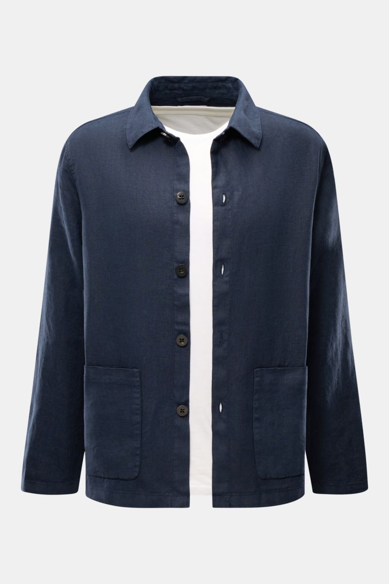 Frontansicht des 04651/ A trip in a bag Overshirt 'Linen Jacket' navy aus reinem, weichem Leinen mit Umlegekragen, Slim Fit und Fronttaschen.