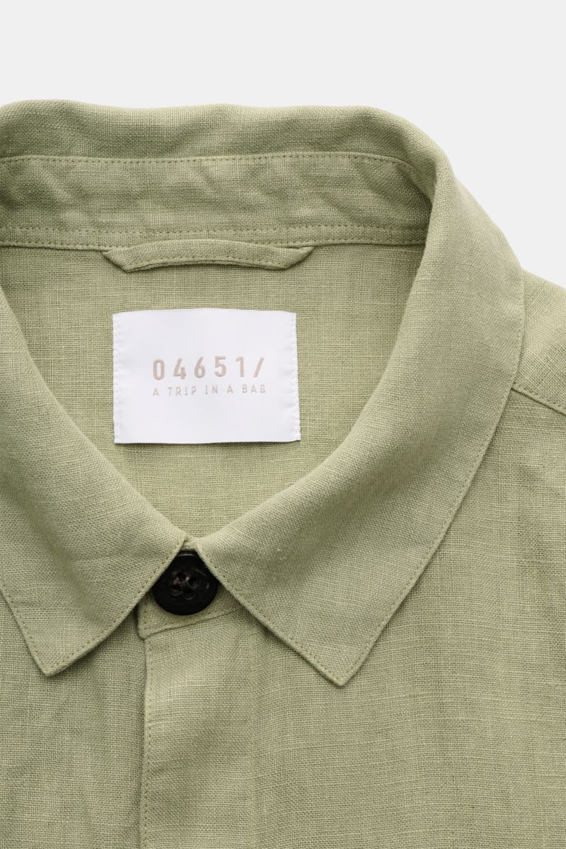 Nahaufnahme von Umlegekragen und Knopf des 04651/ A trip in a bag Overshirt 'Linen Jacket' salbei aus weichem, reinem Leinen, Slim Fit.