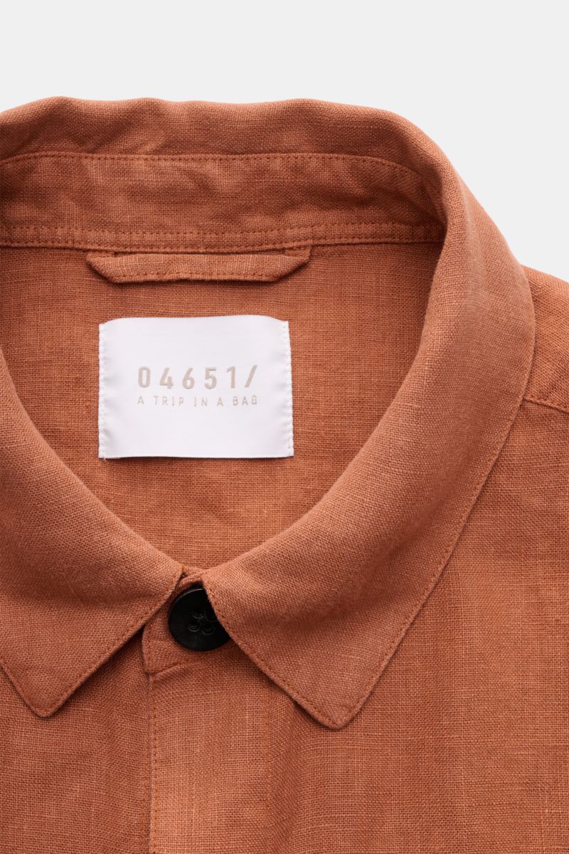 Nahaufnahme aus Frontperspektive des kragenbereichs des 04651/ A trip in a bag Overshirt 'Linen Jacket' rostbraun aus reinem Leinen mit weichem Griff und Umlegekragen.