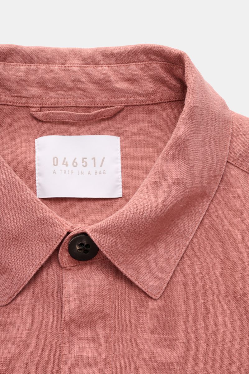 Close-up front view of the collar and button of the 04651/ A trip in a bag Overshirt 'Linen Jacket' mauve, pure linen, slim fit, soft feel, with a five-button placket, turn-down collar, patch front pockets, and one inside pocket, made for casual linen loo