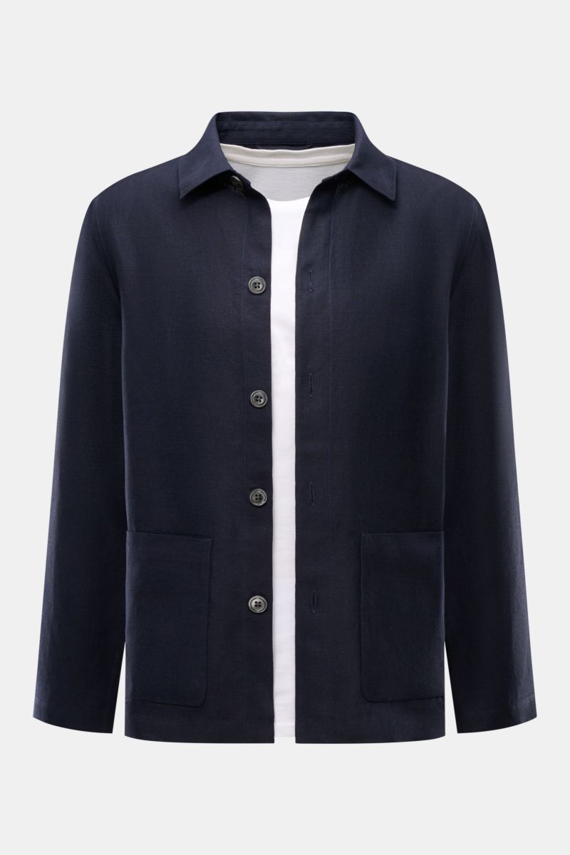 Frontansicht des 04651/ A trip in a bag Overshirt 'Linen Jacket' navy aus reinem Leinen, Slim Fit, mit Umlegekragen, Knopf-Leiste und Fronttaschen.