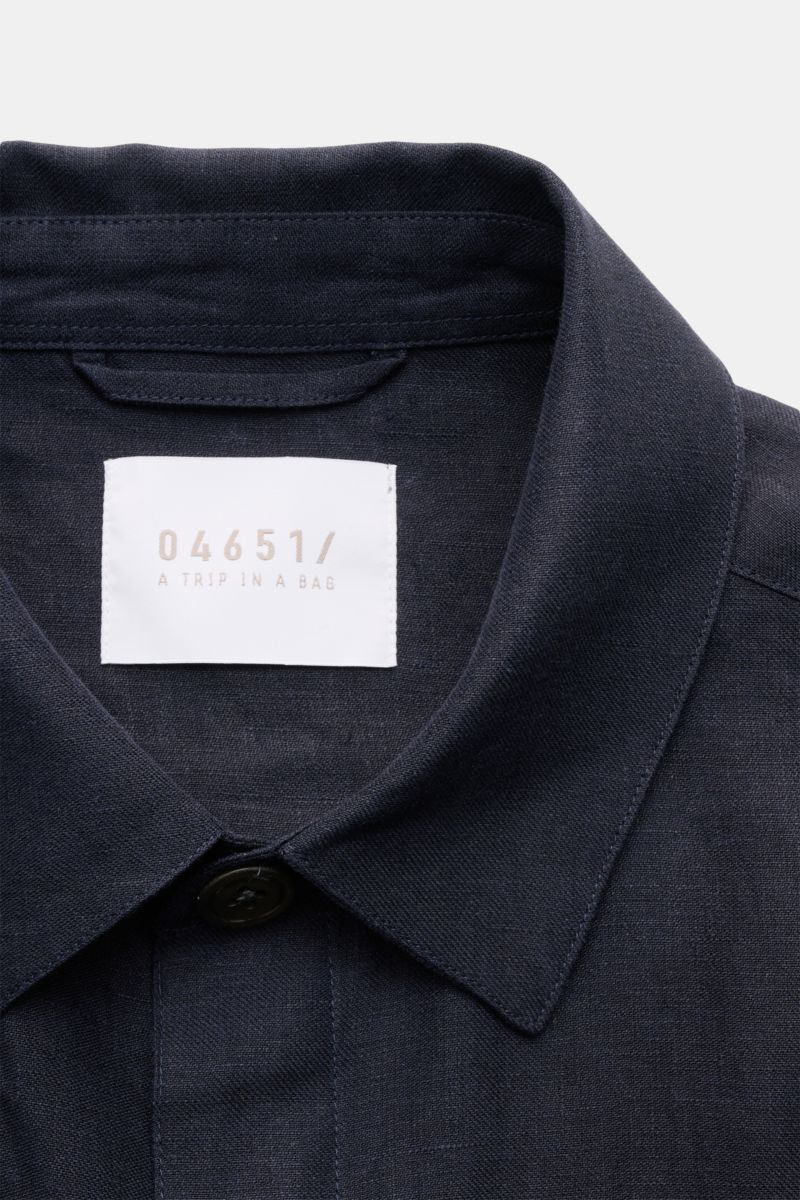 Nahaufnahme des Kragens von 04651/ A trip in a bag Overshirt 'Linen Jacket' navy aus reinem Leinen, Slim Fit, mit Umlegekragen, weichem Griff, fotografiert von vorne.