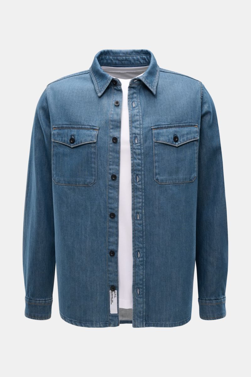 A.P.C. Jeans-Overshirt rauchblau aus Baumwoll-Denim, Slim Fit, Kent-Kragen, aufgesetzte Brusttaschen, Sportmanschetten, Frontansicht.