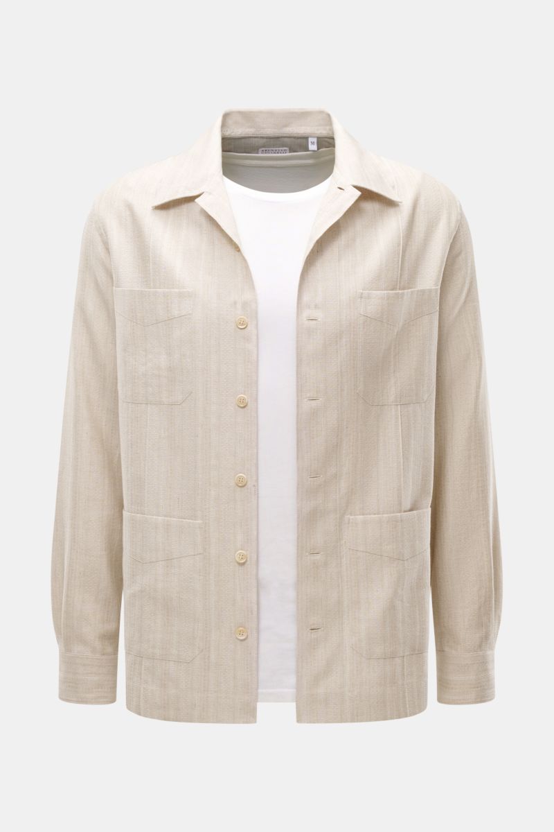 Front view of Brunello Cucinelli Overshirt beige in linen-cotton mix, slim fit with seven-button placket, four pockets, and button cuffs.

Description to include:
Zeitloses Layering-Piece: Das Overshirt von BRUNELLO CUCINELLI ergänzt Sommerlooks mit so
