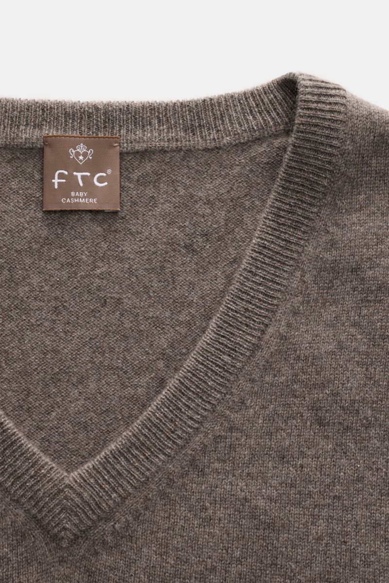 Nahaufnahme aus oben auf den FTC Baby-Cashmere V-Neck Pullover graubraun meliert mit feinem Strickbild, Slim Fit, V-Ausschnitt, weichem Baby-Cashmere und komfortablen Rippbündchen.