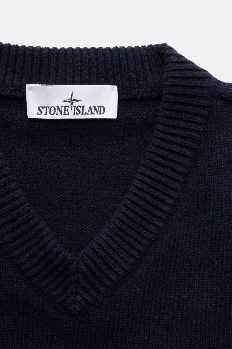 Stone Island V-Neck Pullover 'Lambswool' navy aus wärmendem Wollmix, markante Linksstrick-Partien, V-Ausschnitt, weicher Griff, Slim Fit, Kompass-Badge am Ärmel, Detailfoto von oben.