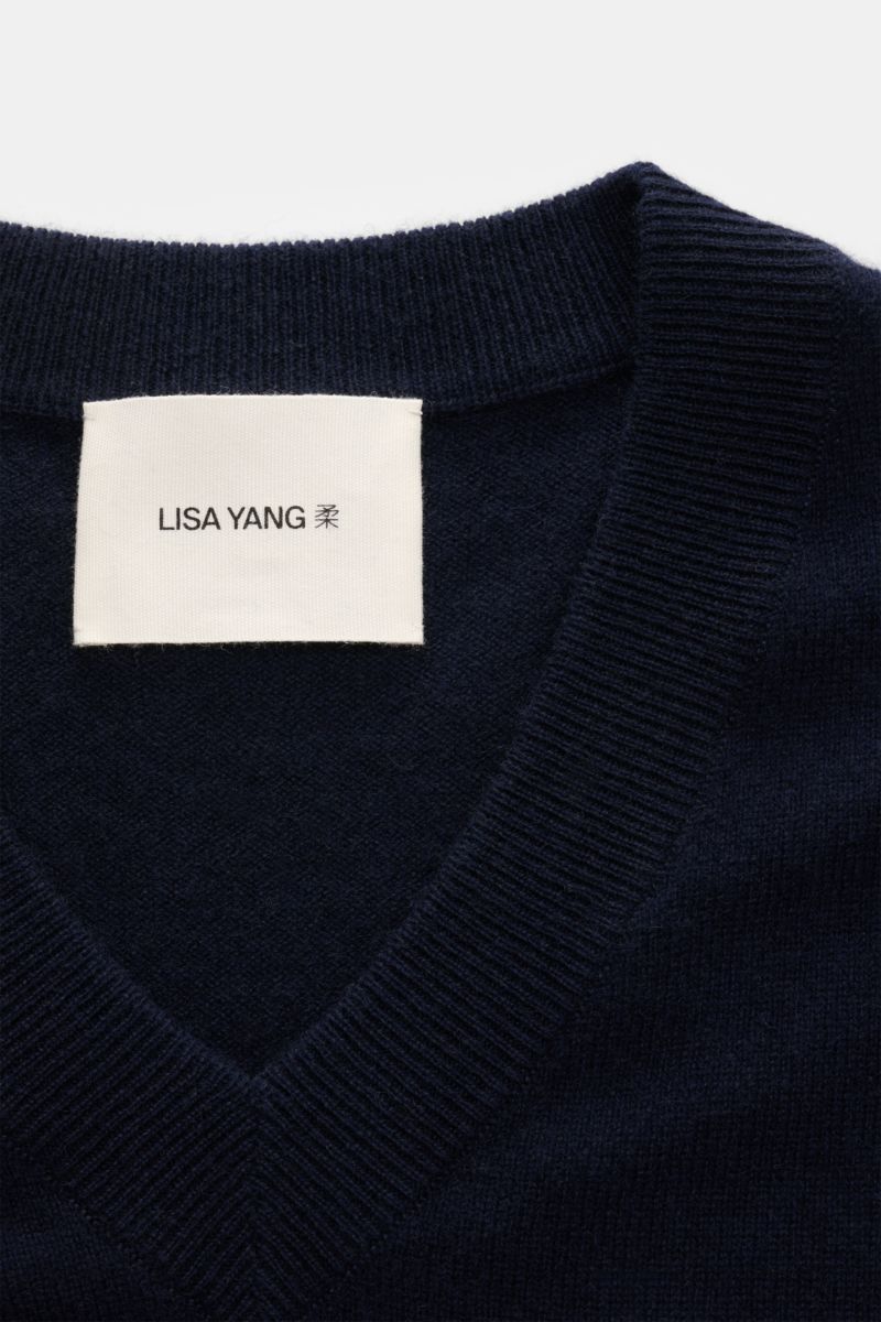 Lisa Yang Cashmere V-Neck-Pullover 'Clayton' navy, Detailaufnahme von V-Ausschnitt und Label, reiner Cashmere, Regular Fit, mittelfeines Strickbild.