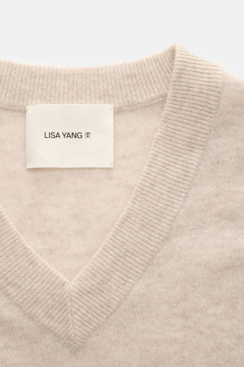 Lisa Yang Cashmere V-Neck-Pullover 'Clayton' sand meliert, Detailaufnahme von V-Ausschnitt mit Rippstrick, mittelfein, Regular Fit, reiner Cashmere.