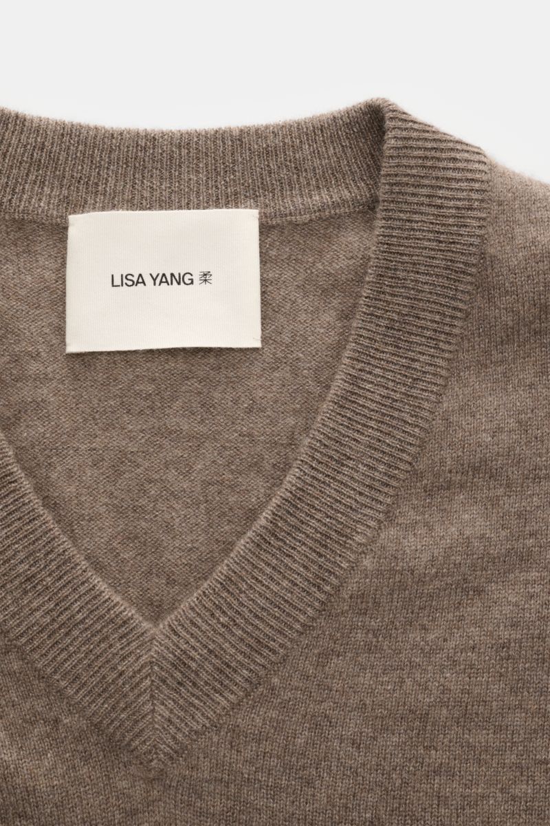 Nahaufnahme des Lisa Yang Cashmere V-Neck-Pullovers 'Clayton' taupe, mit weichem, mittelfeinem Strick und Ripp-V-Ausschnitt.