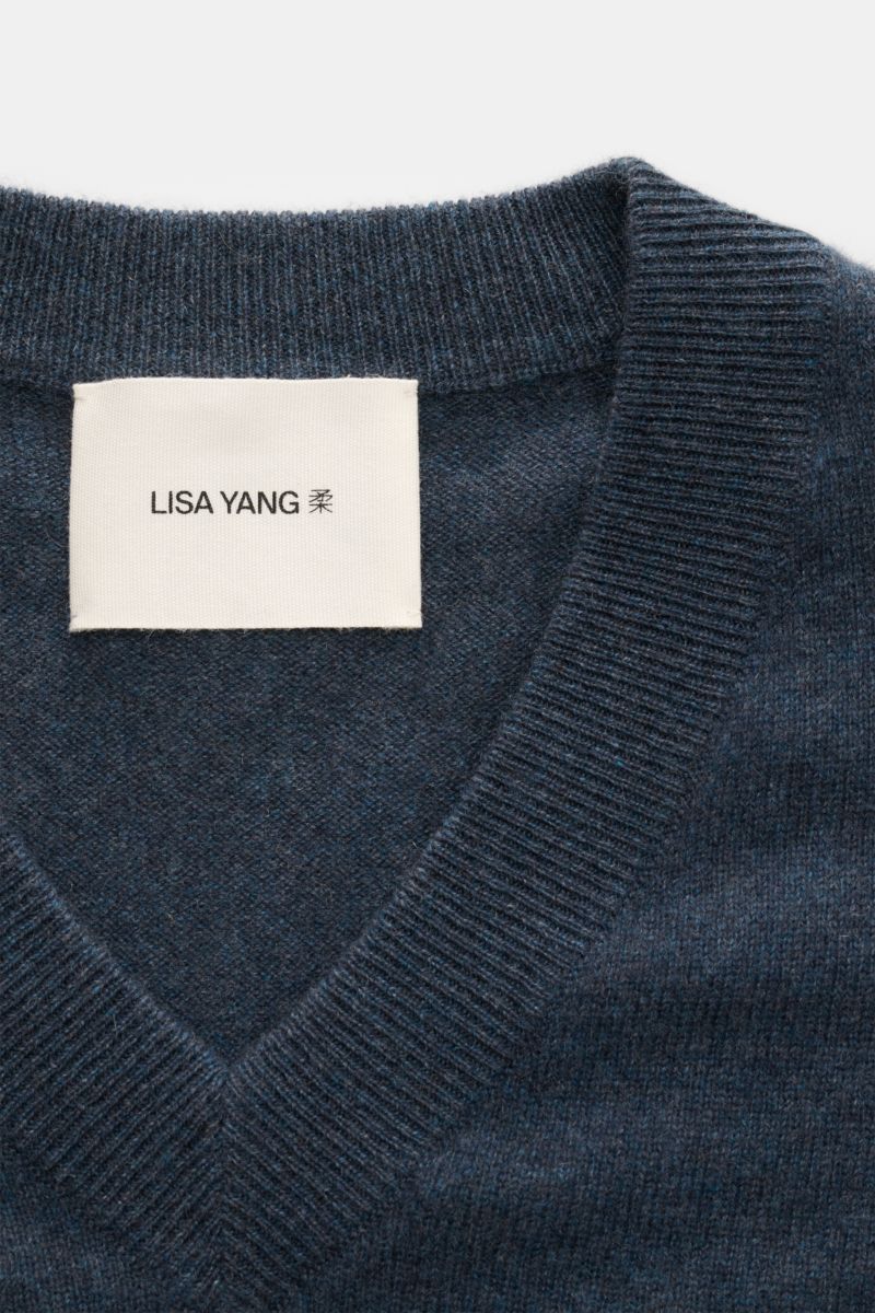 Lisa Yang Cashmere V-Neck-Pullover 'Clayton' graublau, Nahaufnahme von V-Ausschnitt und Label, reiner Cashmere, weicher Griff, Regular Fit.