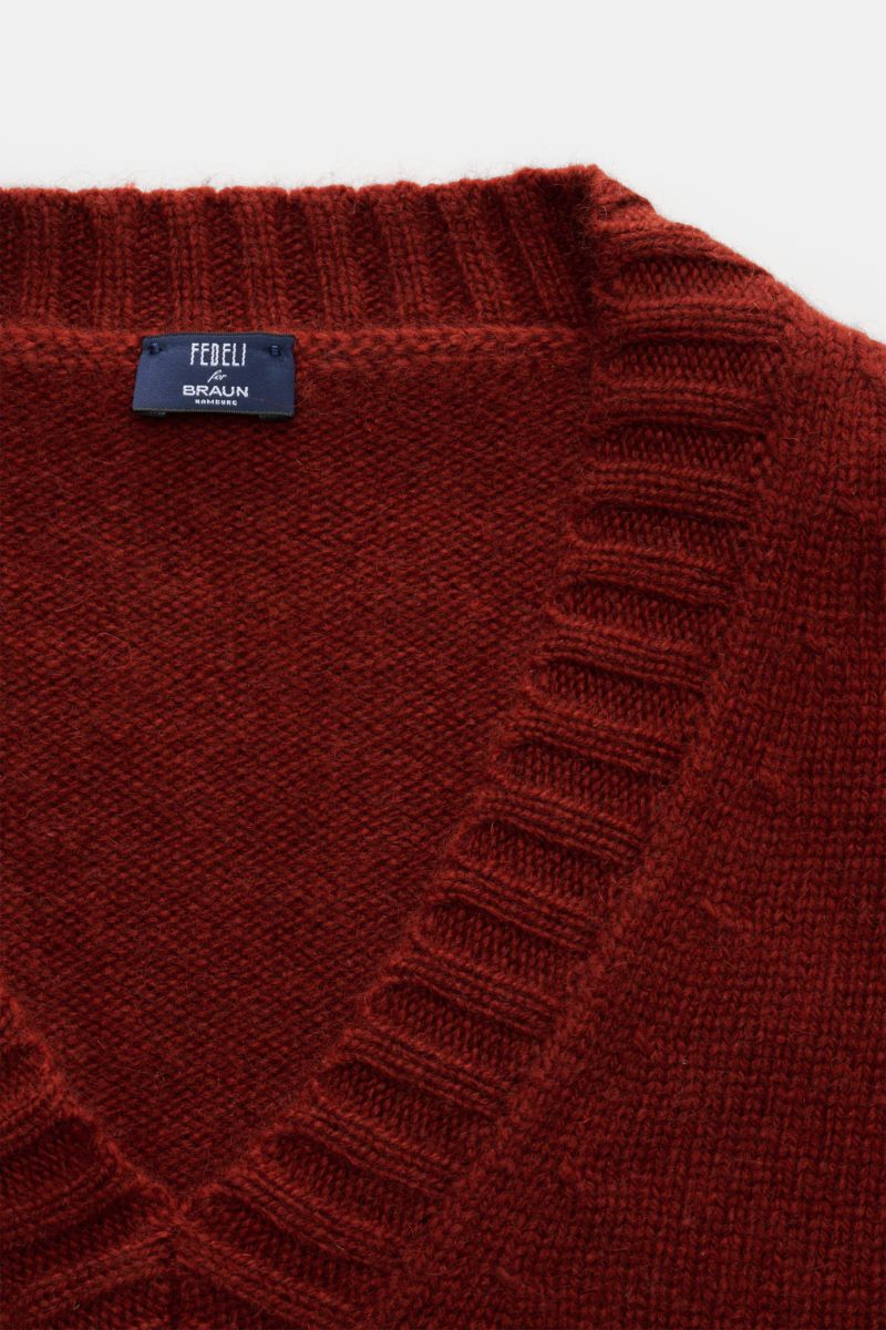 Fedeli V-Neck Pullover rotbraun aus voluminösem Cashmere-Mohair, Slim Fit, breiter V-Ausschnitt mit Rippbündchen, Nahaufnahme von oben.