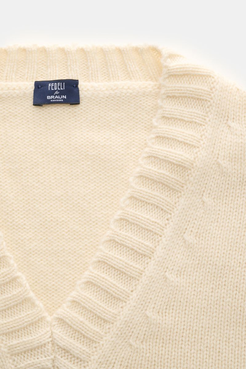 Fedeli V-Neck Pullover creme, Nahaufnahme von oben, voluminöser Cashmere-Mohair-Mix mit breitem V-Ausschnitt, Slim Fit, weicher Griff.