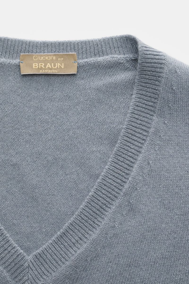Cruciani Cashmere V-Neck Pullover rauchblau in Nahaufnahme von oben, reiner Cashmere, Slim Fit, feines Strickbild, V-Ausschnitt, Rippbündchen.