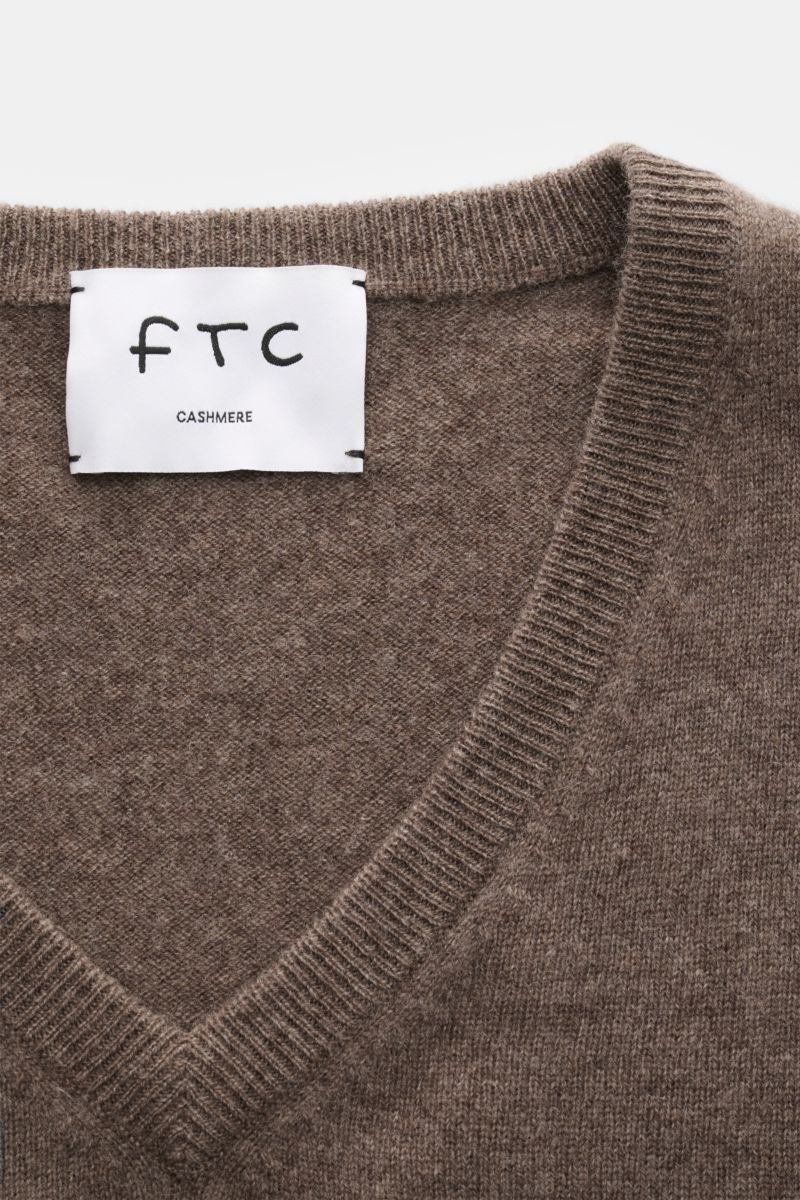 Nahaufnahme des graubraunen FTC Cashmere V-Neck Pullovers aus nachhaltigem Fair-Trade-Cashmere mit feinem Strickbild, V-Ausschnitt und Rippbündchen, Slim Fit.