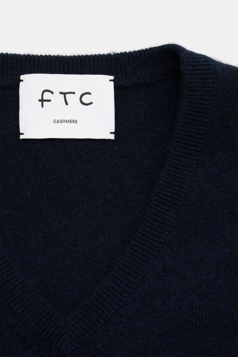 Nahaufnahme des FTC Cashmere V-Neck Pullover navy mit V-Ausschnitt und Label, feines Strickbild, Slim Fit, weicher Fair-Trade-Cashmere.
