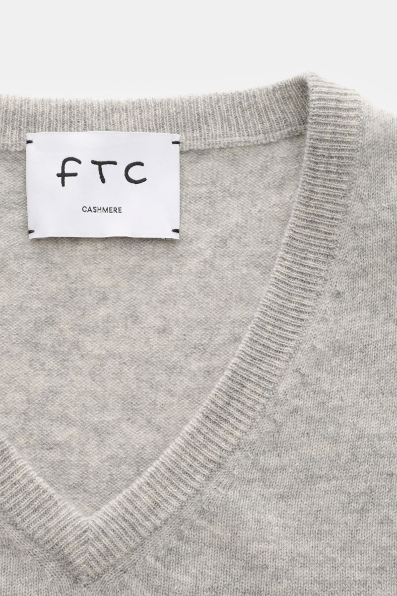 Nahaufnahme des FTC Cashmere V-Neck Pullover grau meliert mit V-Ausschnitt, feinem Strickbild, Rippbündchen, Slim Fit aus nachhaltigem Fair-Trade-Cashmere.