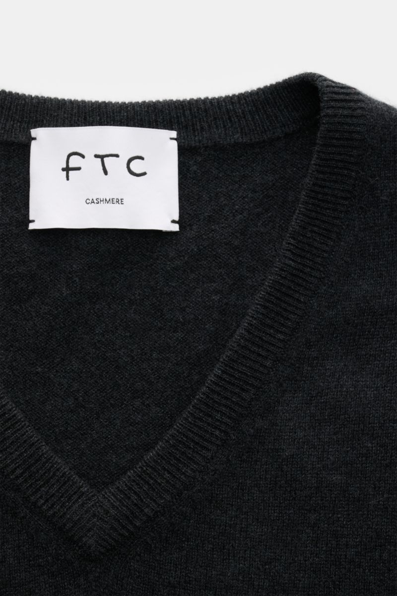 Nahaufnahme des FTC Cashmere V-Neck Pullover anthrazit in Slim Fit mit V-Ausschnitt, feinem Strickbild und Rippbündchen, fairer Cashmere.